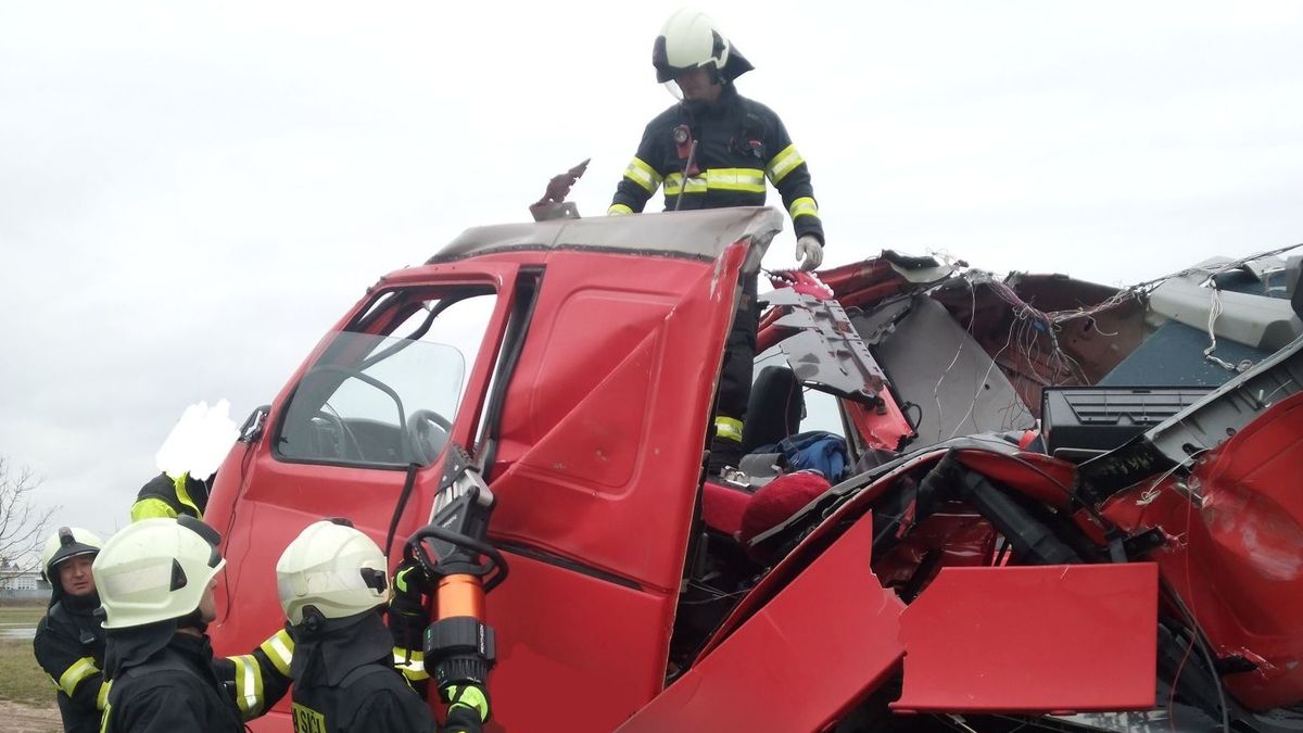 Náraz do železničního mostu roztrhal náklaďák v Hradci Králové